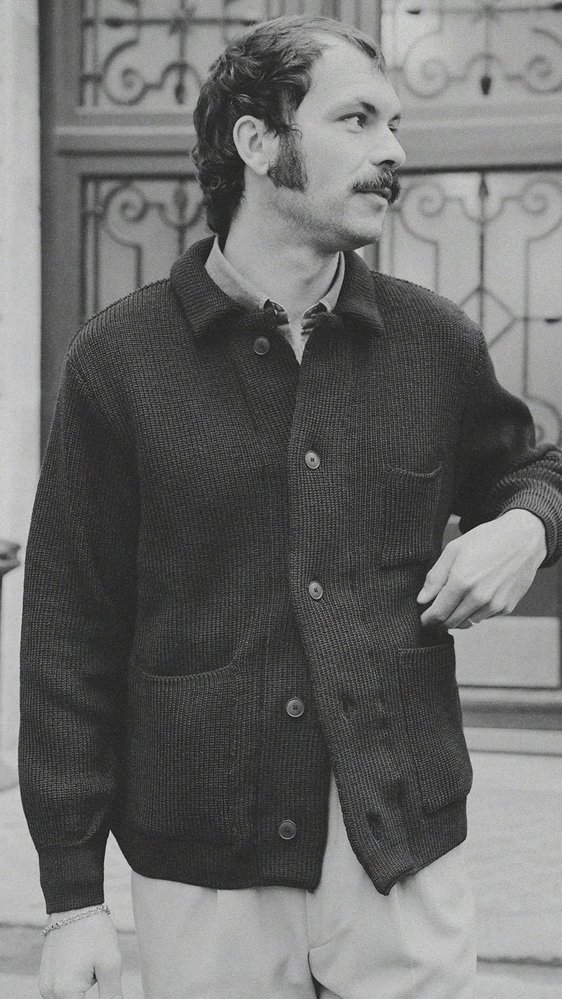 Titouan dans les rues de Paris porte le cardigan Ayden en laine bleu marine LE MINOR X GABRIEL - Collection Automne Hiver 2025 - Maison Gabriel Paris