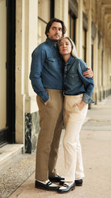 Alexandre et Mimi portent la chemise Clint en denim western bleue de la Maison Gabriel Paris