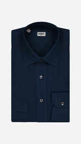 Chemise Diego : la popeline de coton lavée coloris bleu marine - photographiée pliée vue de haut - Collection Printemps Ete 2026 - Maison Gabriel Paris