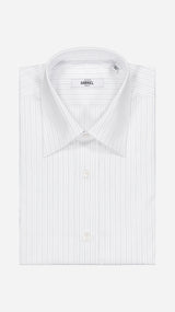 Chemise Giovanni en popeline blanche à fines rayures bleu ciel et bleu marine - photographiée pliée vue de haut - Collection Giacometti 2026 - Maison Gabriel Paris
