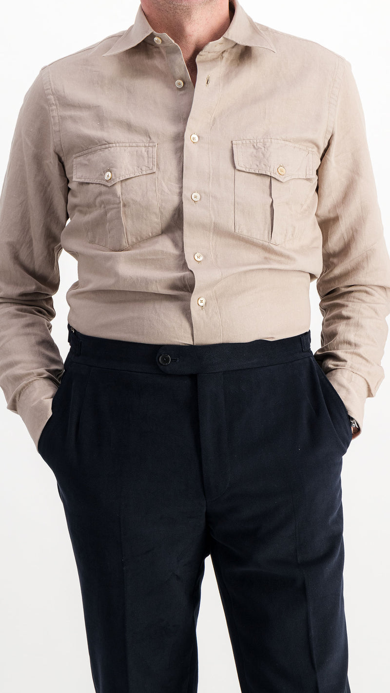Le mannequin studio porte la chemise Sam en lin et coton beige - vue 3/4 de face - de la Maison Gabriel Paris