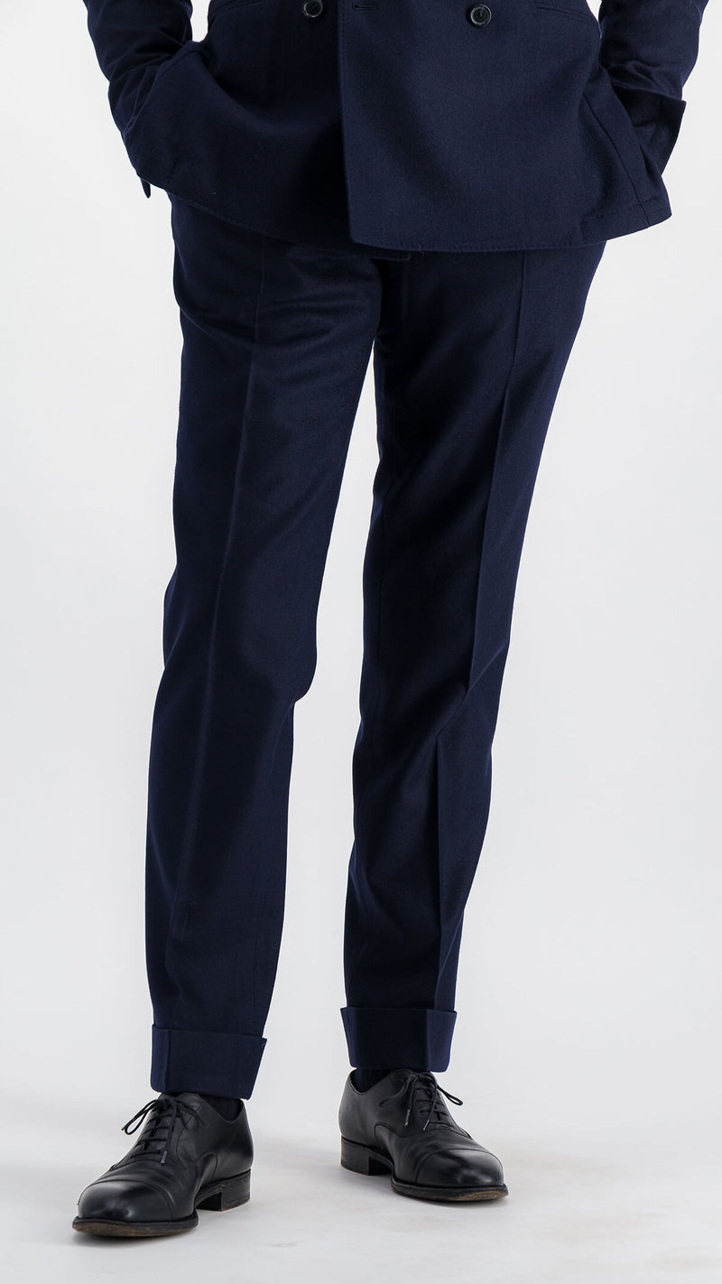 Costume croisé André en flanelle bleu marine par Maison Gabriel Paris, collection André Malraux porté pantalon face