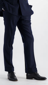 Costume croisé André en flanelle bleu marine par Maison Gabriel Paris, collection André Malraux porté pantalon côté