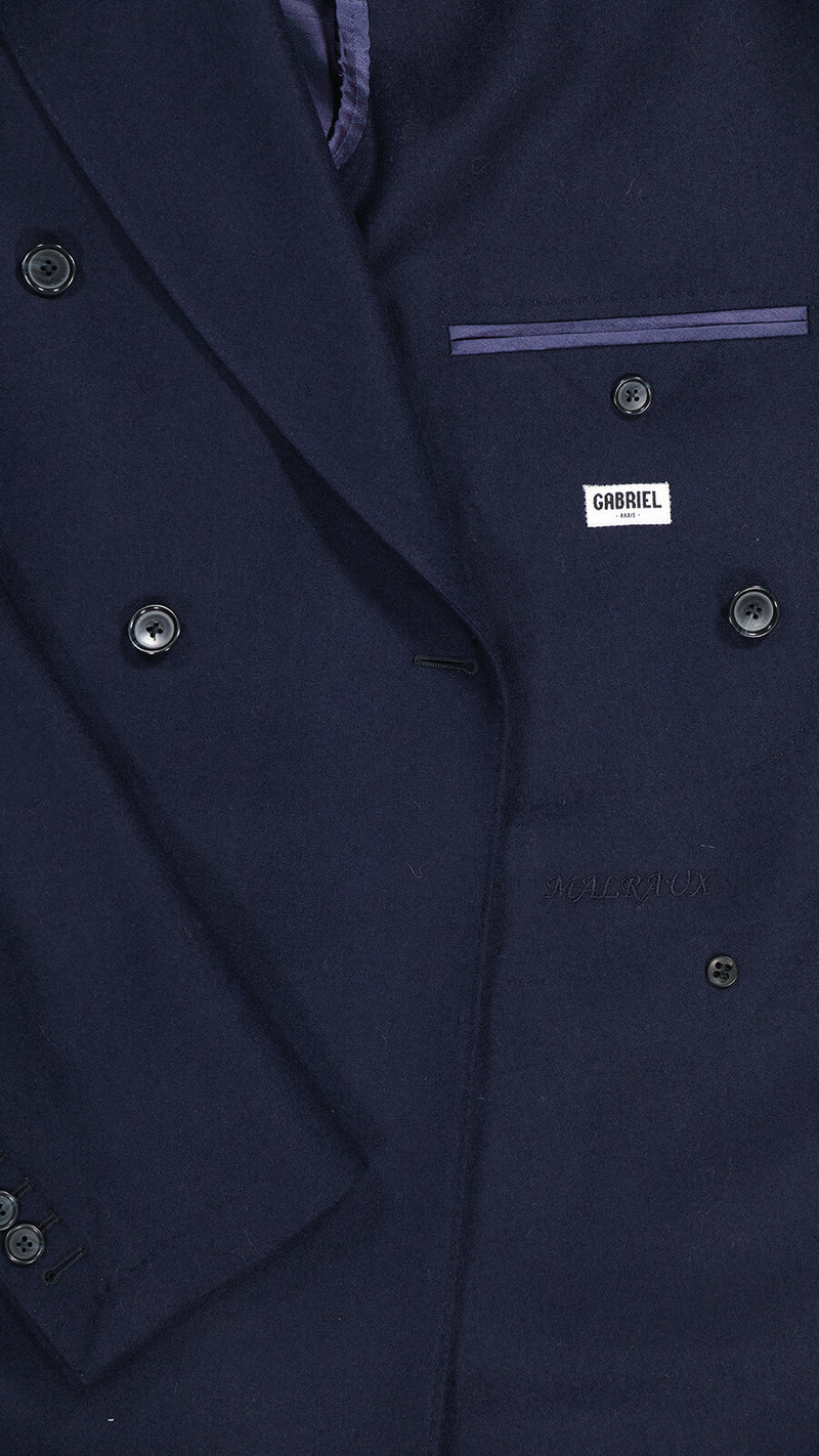 Costume croisé André en flanelle bleu marine par Maison Gabriel Paris, collection André Malraux détail tissu avec broderie Malraux intérieur