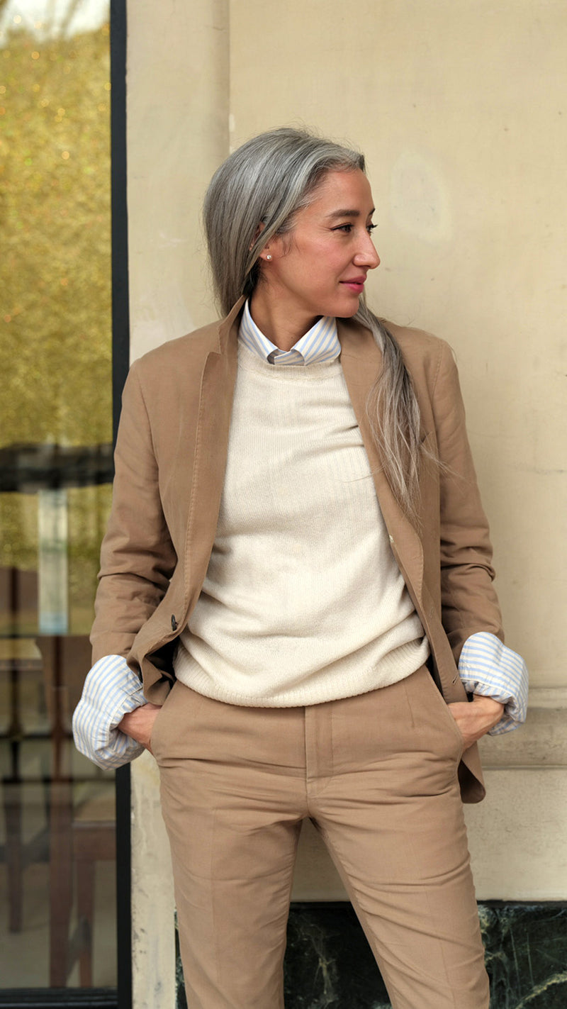 Mimi pose devant la Galerie Devals au Palais Royal porte le costume Charly en milleraies d'été beige de la Maison Gabriel Paris - UNISEXE