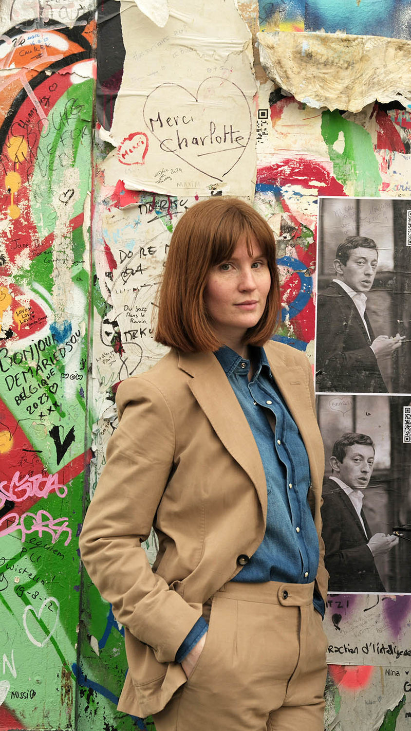 Clémentine prend la pose devant la Maison Gainsbourg et porte le costume Charly en milleraies d'été beige de la Maison Gabriel Paris - UNISEXE