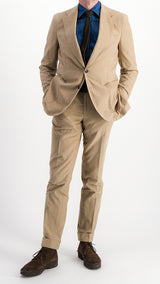 Le mannequin studio porte le costume Charly en milleraies beige - vue de face - de la Maison Gabriel Paris - UNISEXE