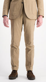 Le mannequin studio porte le costume Charly en milleraies beige - vue pantalon face - de la Maison Gabriel Paris - UNISEXE