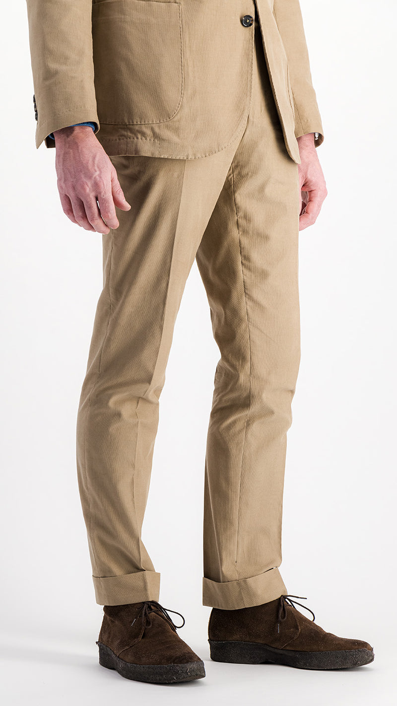 Le mannequin studio porte le costume Charly en milleraies beige - vue pantalon côté - de la Maison Gabriel Paris - UNISEXE