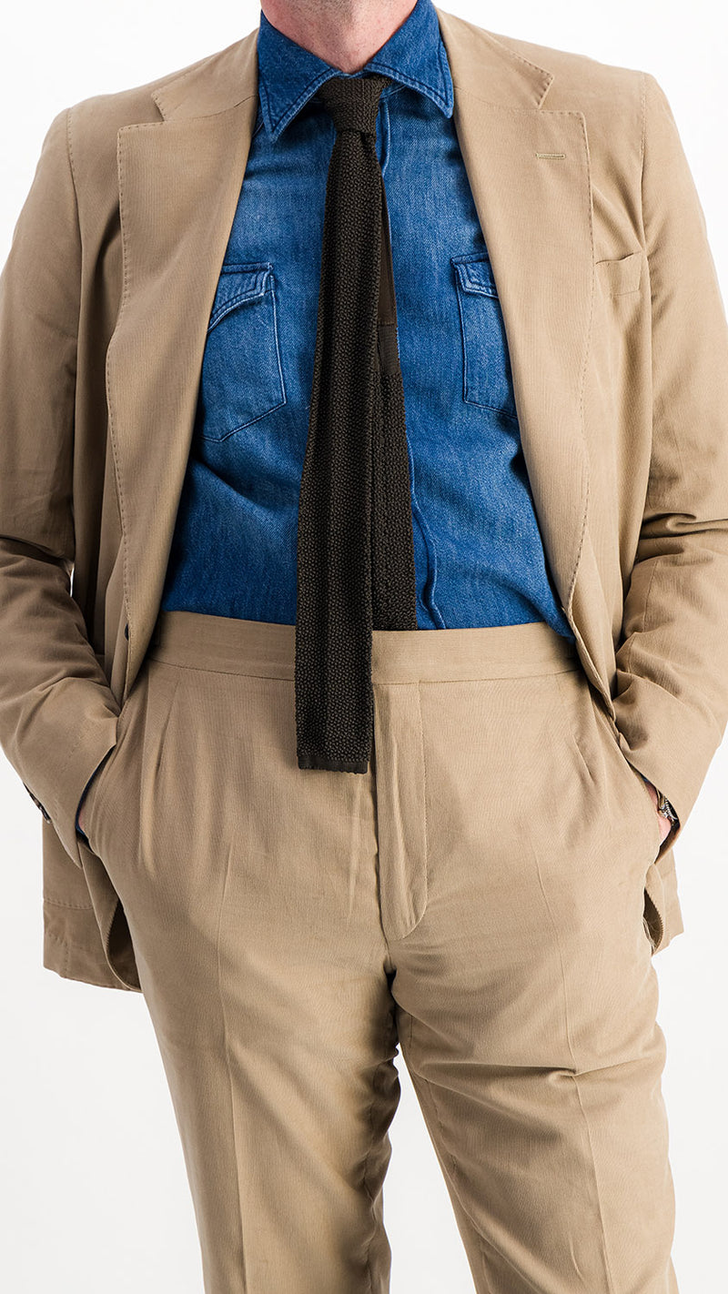 Le mannequin studio porte le costume Charly en milleraies beige - vue 3/4 face - de la Maison Gabriel Paris - UNISEXE