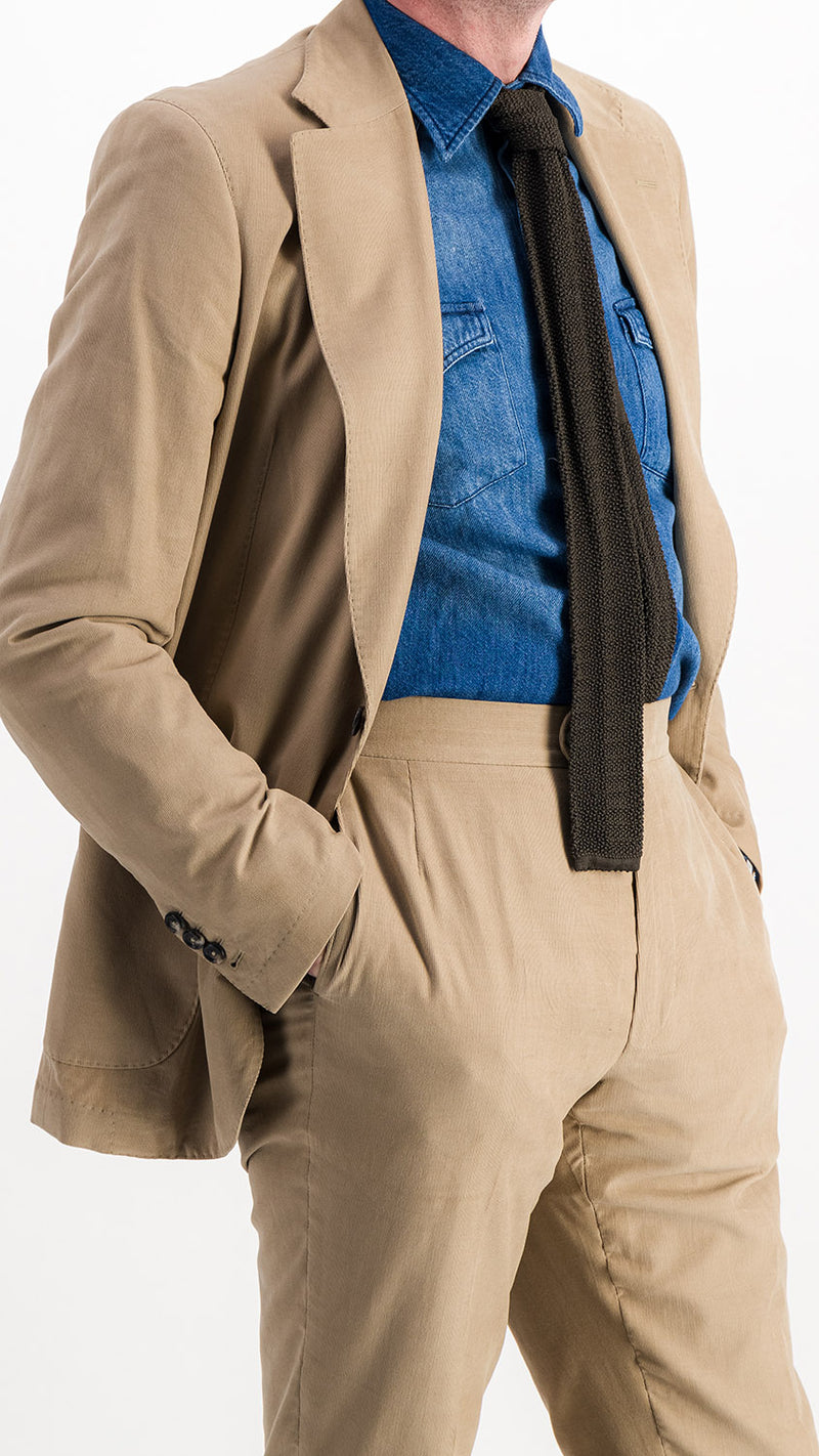 Le mannequin studio porte le costume Charly en milleraies beige - vue 3/4 côté - de la Maison Gabriel Paris - UNISEXE