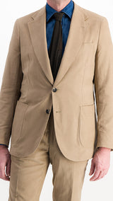Le mannequin studio porte le costume Charly en milleraies beige - vue 3/4 face - de la Maison Gabriel Paris - UNISEXE