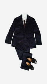 Le costume droit Maximilien en velours côtelé bleu nuit - photographié vue de haut - avec les mocassins Weston x Maison Gabriel Paris