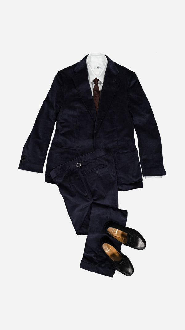 Le costume droit Maximilien en velours côtelé bleu nuit - photographié vue de haut - avec les mocassins Weston x Maison Gabriel Paris