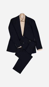 Le costume droit Stefano en fresco bleu  marine - photographié vue de haut - avec la chemise Diego en popeline lavée sable - Collection Printemps Été 2026  - Maison Gabriel Paris