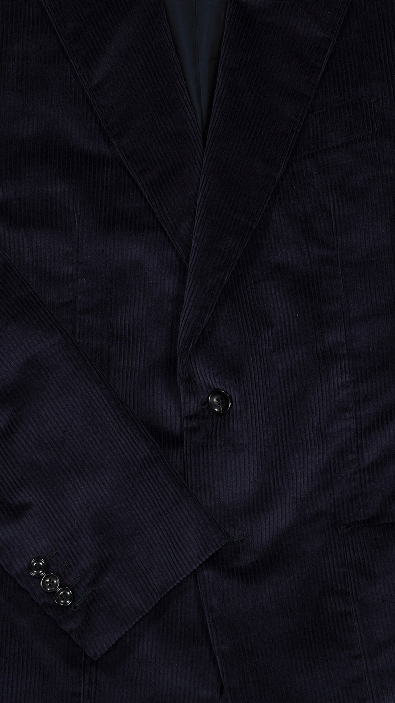 La veste du costume droit Maximilien en velours côtelé bleu nuit - zoom tissu extérieur - Collection Automne Hiver 2025 par Maison Gabriel Paris