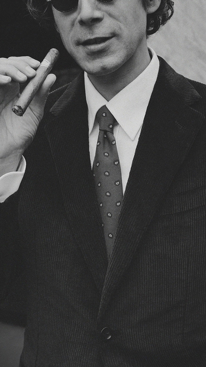 Pablo Saavedra de Decker aux Puces de Saint Ouen porte le costume droit Maximilien en velours côtelé bleu nuit  - zoom tissu en noir et blanc - de la Maison Gabriel Paris