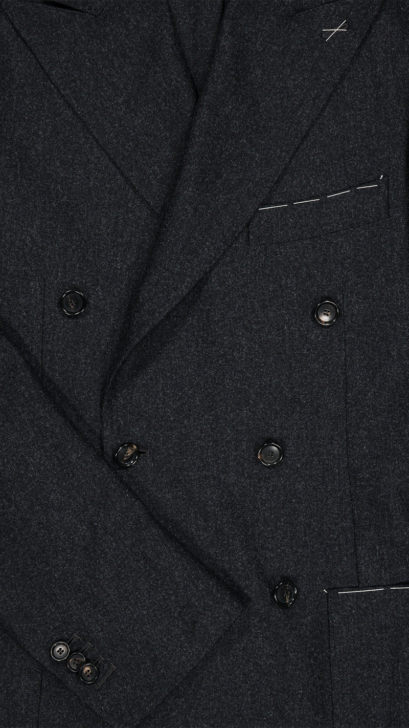 Le costume croisé Constant en flanelle de laine gris anthracite de la Maison Gabriel Paris - vue détail de la veste extérieure