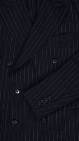 Détail tissu de la veste du costume croisé Serge en fresco à rayures tennis bleu - photographié de face - Collection Printemps Été 2026  - Maison Gabriel Paris