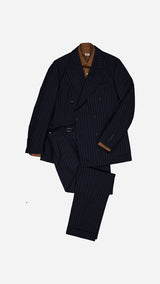 Le costume croisé Serge en fresco à rayures tennis bleu - photographié vue de haut - avec la chemise Diego en popeline lavée marron - Collection Printemps Été 2026  - Maison Gabriel Paris