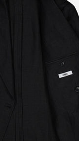 Détail tissu de la veste du costume croisé Titouan en lin irlandais coloris noir - photographiée à l'intérieur - Collection Printemps Été 2025 par Maison Gabriel Paris