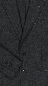 La veste du costume droit Alberto en Shetland gris anthracite - détails photographiés vue de face - Collection Giacometti 2026  - Maison Gabriel Paris