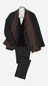 Le costume droit Alberto en Shetland gris anthracite - photographié vue de haut - avec la chemise Giovanni en popeline blanche à rayures, le pull col V profond Diego en laine mérinos et le foulard en soie Annetta - Collection Giacometti 2026  - Maison Gabriel Paris