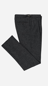 Le pantalon du costume droit Alberto en Shetland gris anthracite - photographié plié vue de haut - Collection Giacometti 2026  - Maison Gabriel Paris