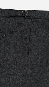 Le pantalon du costume droit Alberto en Shetland gris anthracite - détails photographiés vue de face - Collection Giacometti 2026  - Maison Gabriel Paris
