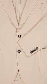 Détail tissu de la veste du costume droit  Cary en coton coloris beige - photographié de face - Collection Printemps Été 2026  - Maison Gabriel Paris