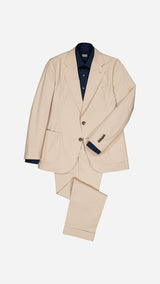 Le costume droit Cary en coton coloris beige - photographié vue de haut - avec la chemise Diego en popeline lavée bleu marine - Collection Printemps Été 2026  - Maison Gabriel Paris