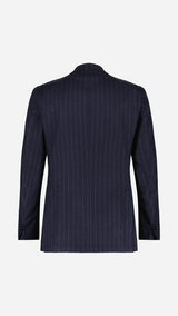 La veste du costume droit Gabriel en flanelle bleu marine à rayures craies, nouvelle édition de la collection Iconique - vue de dos - de la Maison Gabriel Paris 