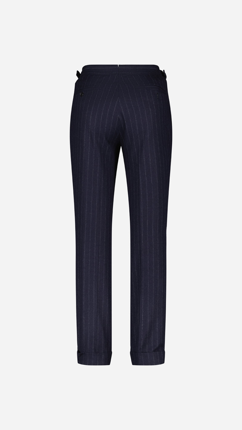 Le pantalon du costume droit Gabriel en flanelle bleu marine à rayures craies, nouvelle édition de la collection Iconique - vue de dos - de la Maison Gabriel Paris 