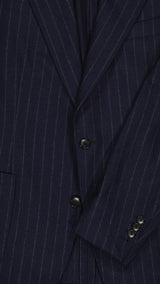 Détail tissu du costume droit Gabriel en flanelle bleu marine à rayures craies, nouvelle édition de la collection Iconique - vue de face - de la Maison Gabriel Paris 