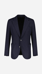 La veste du costume droit Gabriel en flanelle bleu marine à rayures craies, nouvelle édition de la collection Iconique - vue de face - de la Maison Gabriel Paris 