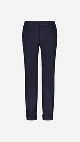 Le pantalon du costume droit Gabriel en flanelle bleu marine à rayures craies, nouvelle édition de la collection Iconique - vue de face - de la Maison Gabriel Paris 