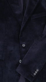 Détail de la veste du costume droit Louis en velours côtelé bleu, zoom tissu, de la Maison Gabriel Paris