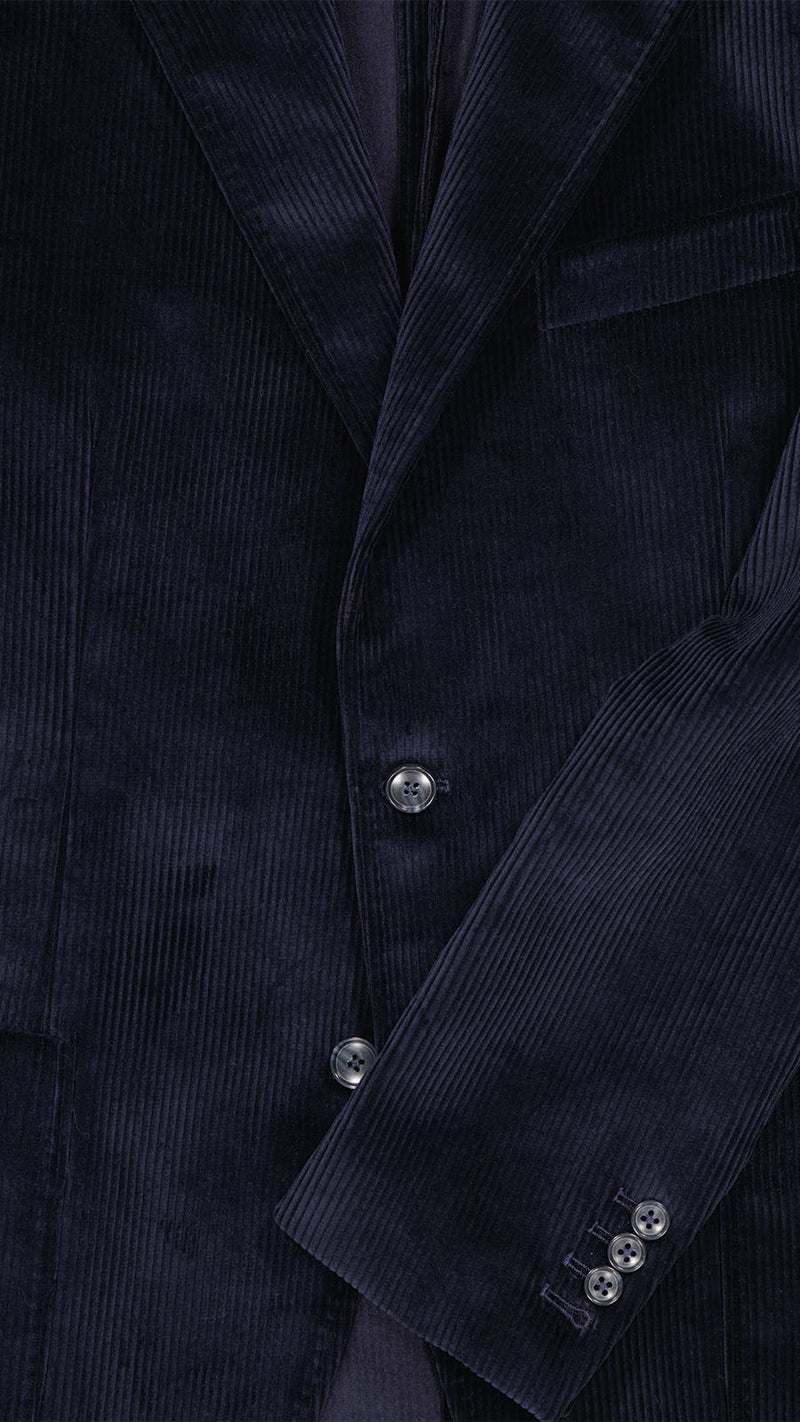 Détail de la veste du costume droit Louis en velours côtelé bleu, zoom tissu, de la Maison Gabriel Paris