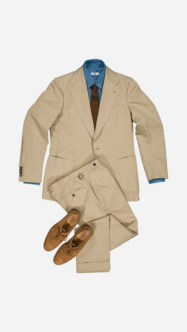 Le costume droit Raphel en lin et coton coloris mastic - photographié vue de haut - avec la chemise Gabriel, la cravate Léopold en tricot de soie marron et les richelieu Weston x Maison Gabriel Paris