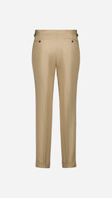 Le pantalon du costume droit Raphel en lin et coton coloris mastic - photographié en ghost vue de face - Collection Printemps Été 2025 par Maison Gabriel 