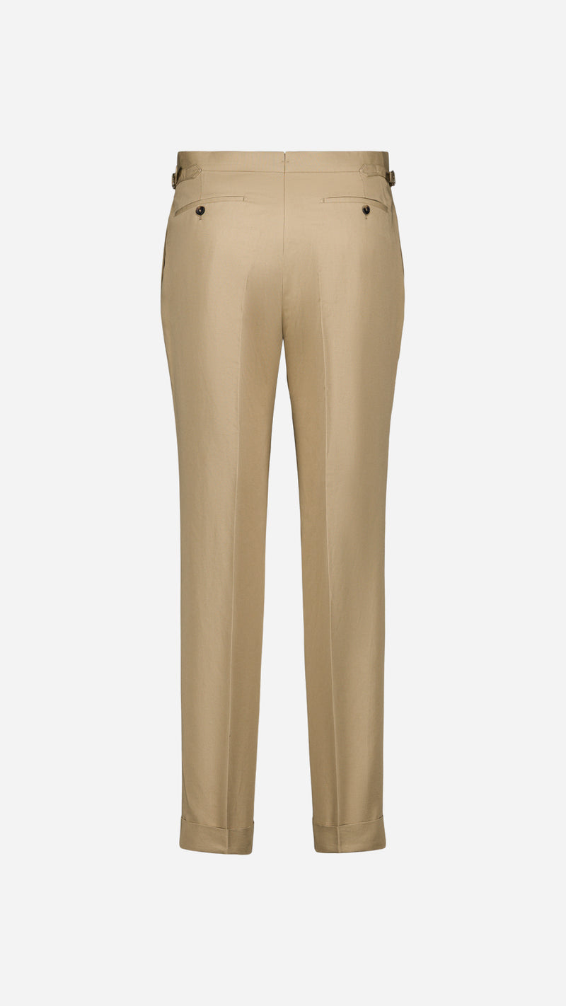 Le pantalon du costume droit Raphel en lin et coton coloris mastic - photographié en ghost vue de face - Collection Printemps Été 2025 par Maison Gabriel 