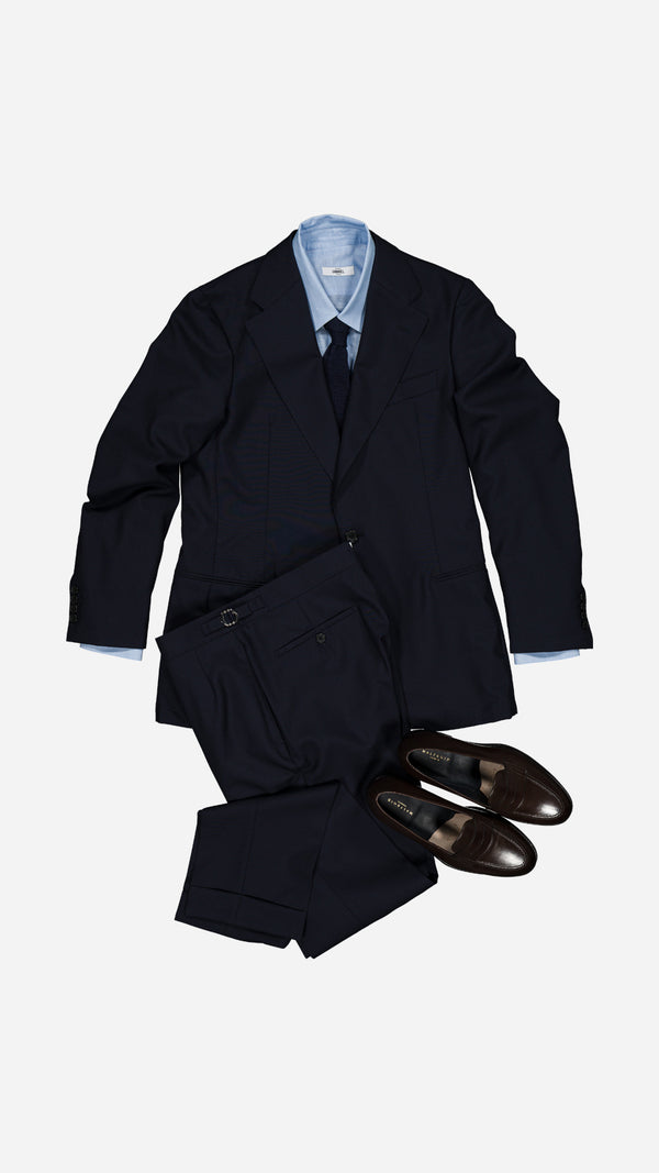 Le costume droit Stéphane en fresco bleu nuit - photographié vue de haut - avec la chemise Oscar, la cravate Léopold en tricot de soie bleu et les mocassins Malfroid x Maison Gabriel Paris