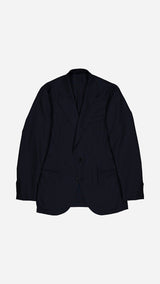 La veste du costume droit Stéphane en fresco bleu nuit, photographiée à plat et vue de haut, de la Maison Gabriel Paris