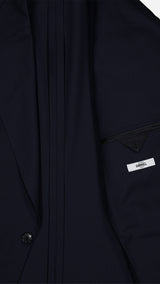 Détail tissu de la veste du costume droit Stéphane en fresco bleu nuit, photographiée à plat vue intérieure de la Maison Gabriel Paris