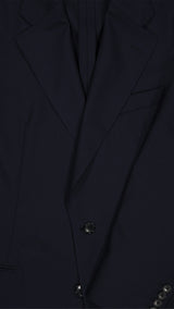 Détail tissu de la veste du costume droit Stéphane en fresco bleu nuit, photographiée à plat vue extérieure de la Maison Gabriel Paris