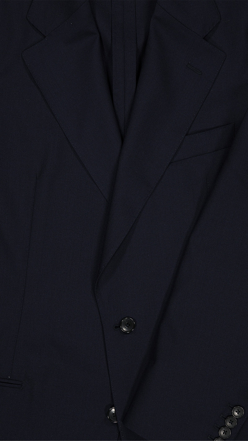 Détail tissu de la veste du costume droit Stéphane en fresco bleu nuit, photographiée à plat vue extérieure de la Maison Gabriel Paris