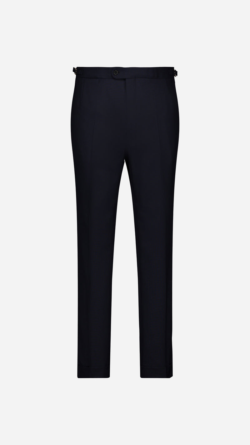 Le pantalon du costume droit Stéphane en fresco bleu nuit, photographiée en ghost vue de face de la Maison Gabriel Paris
