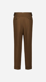 Le pantalon du costume droit Vittorio en lin et coton coloris marron - photographié en ghost vue de dos - Collection Printemps Été 2026  - Maison Gabriel Paris.