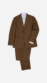 Le costume droit Vittorio en lin et coton coloris marron - photographié vue de haut - avec la chemise Diego en popeline lavée bleu ciel - Collection Printemps Été 2026  - Maison Gabriel Paris