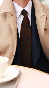 Gros plan sur la cravate Florence en laine et soie motif cachemire bleu, jaune, rouge et vert de la collection André Malraux par la Maison Gabriel Paris